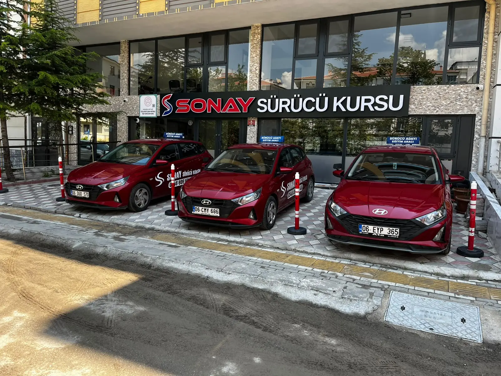 Kırmızı eğitim araçları